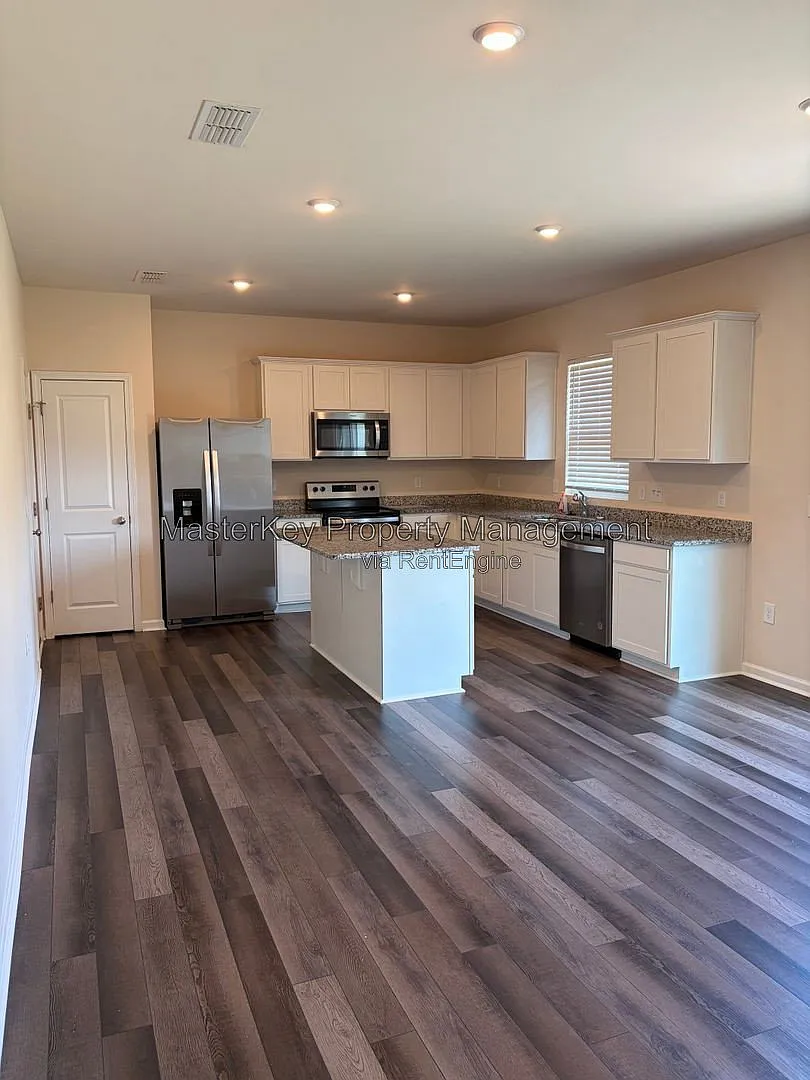 3 bed, 2.5 bath, 2083 sqft, $2,295 — Photo 2