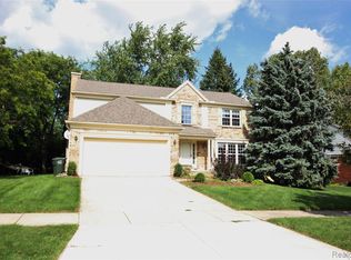 193 Saxon Ct, Rochester Hills, MI 48307