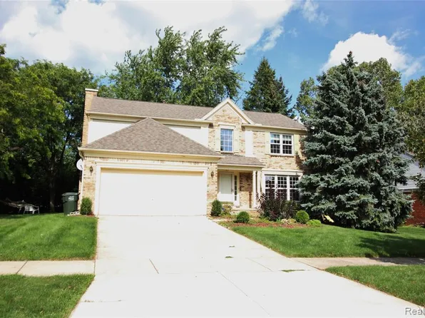 193 Saxon Ct, Rochester Hills, MI 48307