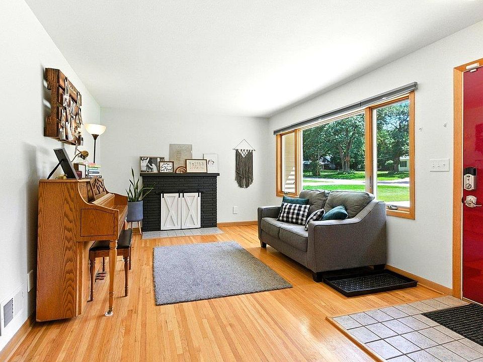 2324 Loma St, Cedar Falls, IA 50613 | Zillow