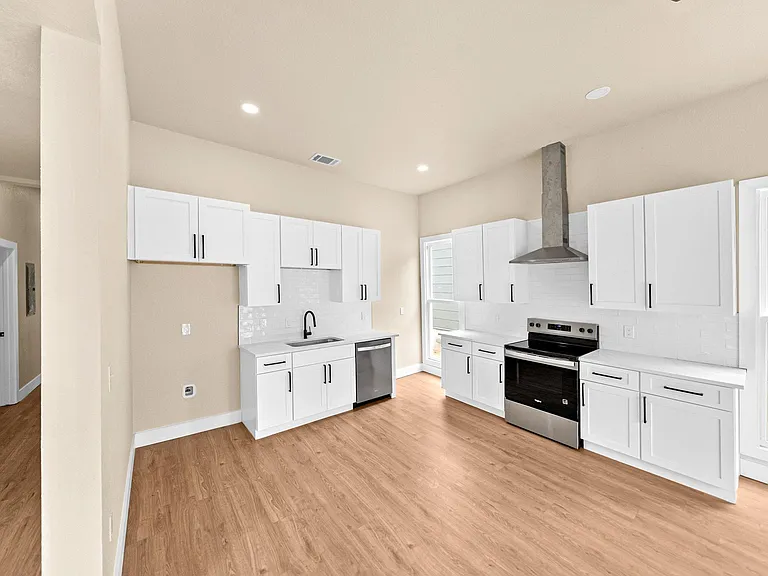 1122 N Pine St — Photo 10