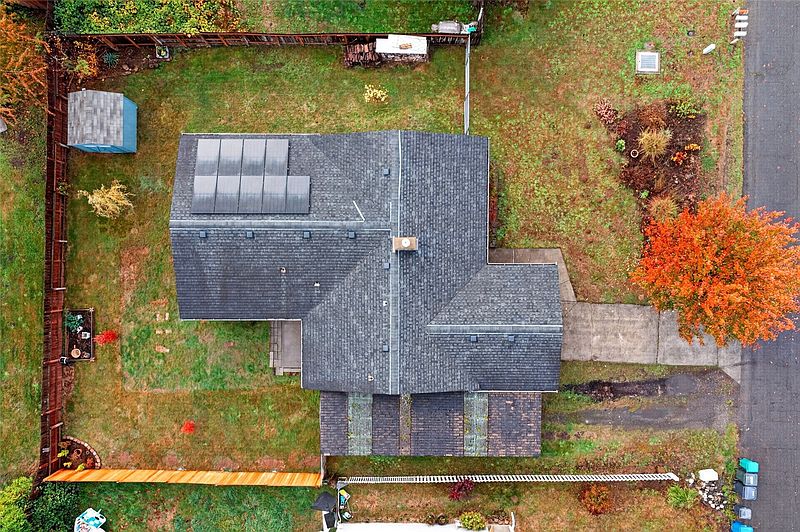 3rd image of 824 Dundee Road NW