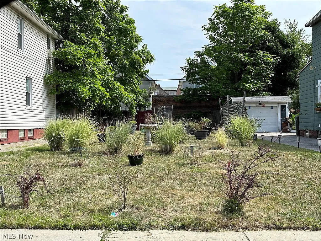 963 Evangeline Rd photo 1