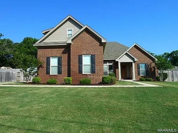 Street view of front yard.