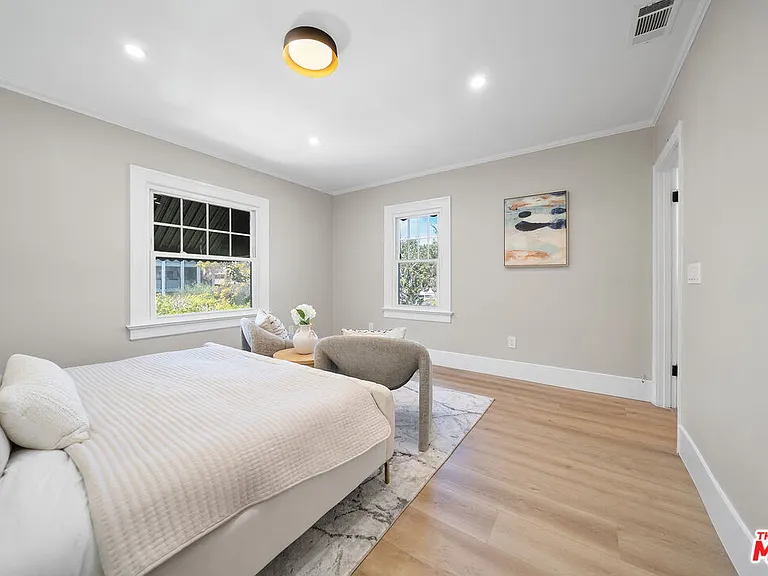 320 Westminster Ave — Photo 8