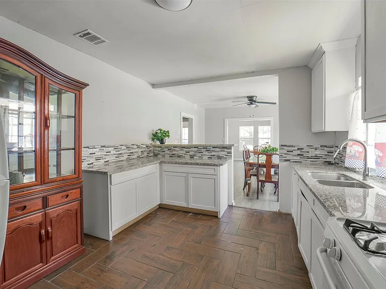 220 Engel St — Photo 12