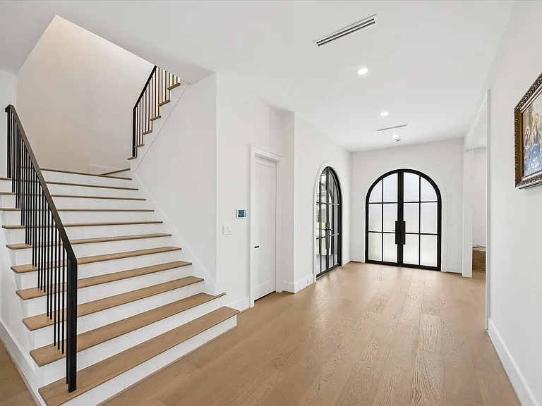 6911 Hartland Ave — Photo 2