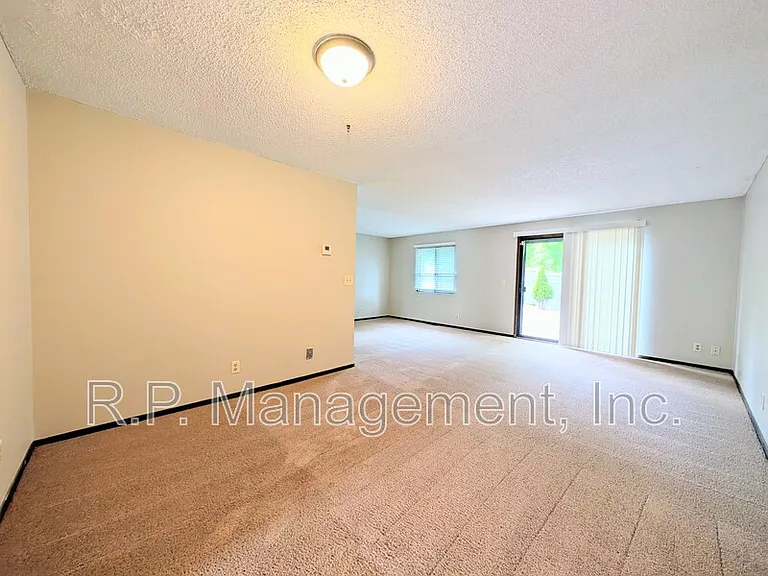 170 Wentworth Ave W #E — Photo 4