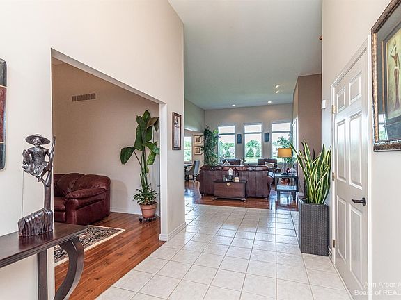 5th image of 4823 Sawgrass Dr W