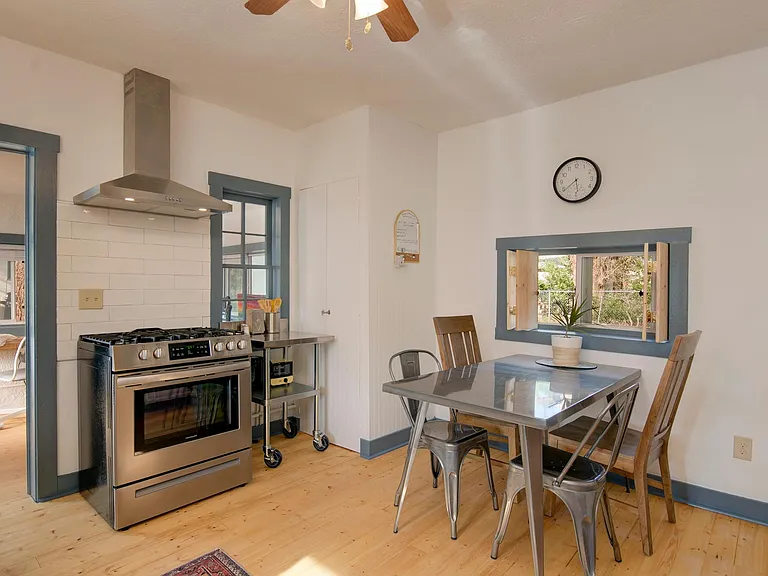 2289 Kelly Ave SW — Photo 3