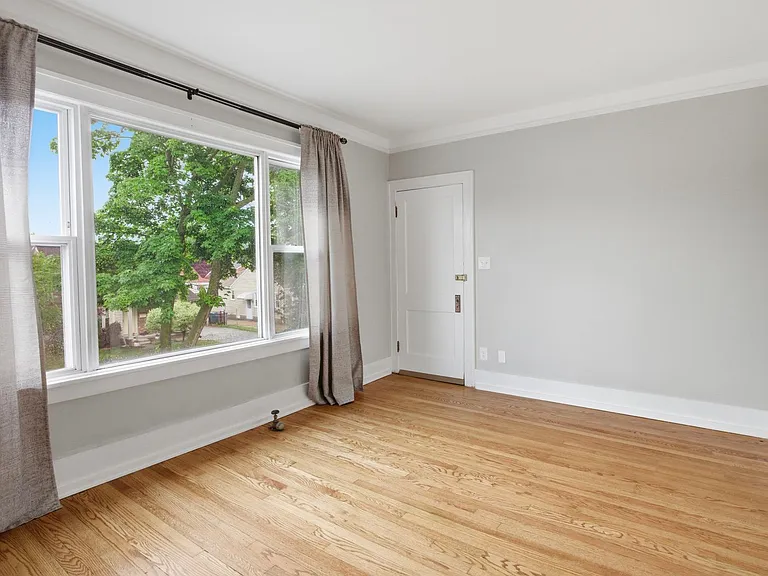 2823 Queen St — Photo 10