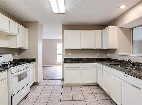 5th image of 4926 Oak Hollow Dr