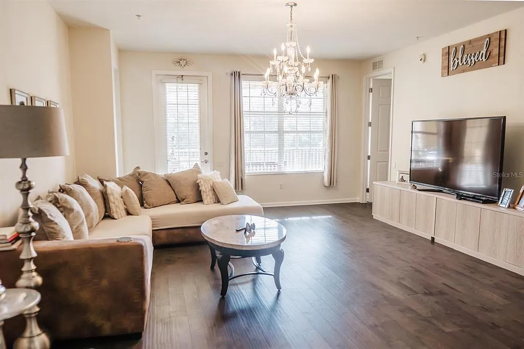 2 bed, 2.0 bath, 1962 sqft, $2,400 — Photo 4