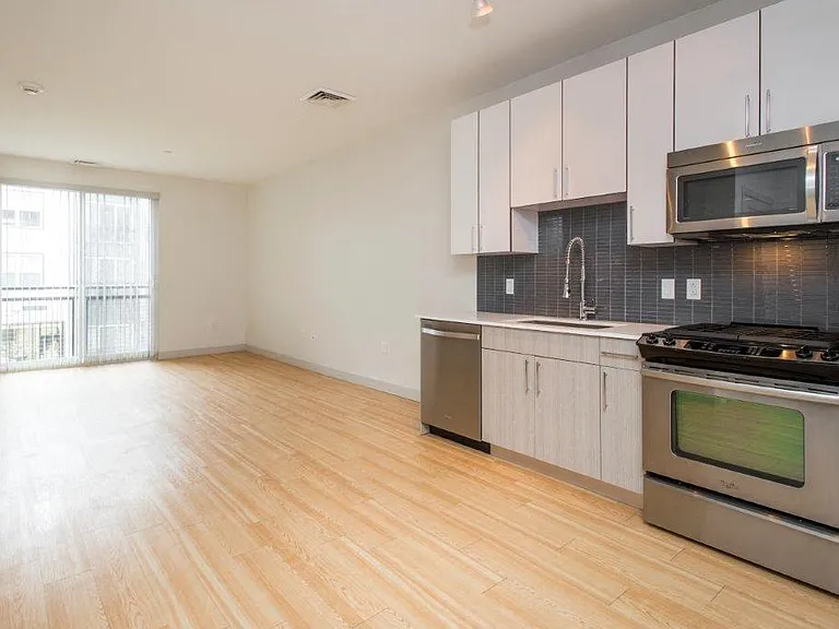 West Square Apartments — Photo 135
