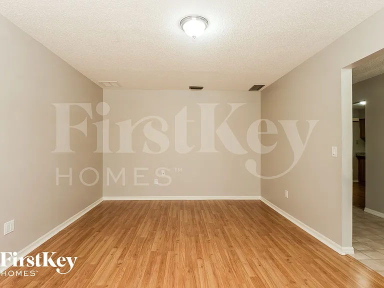 913 Sylvia Dr — Photo 2