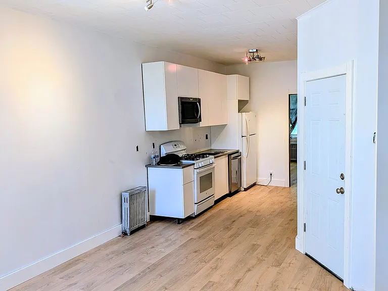 1861 Gates Ave #2R — Photo 2