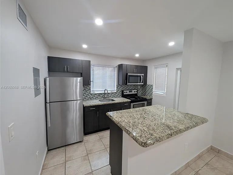 500 SW 7th St #LOWER — Photo 5