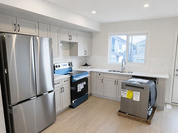 4th image of 940 19th Ave NW