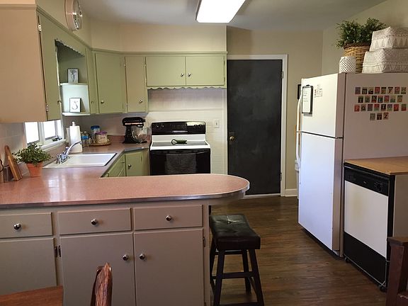 3rd image of 3113 Doniphan Ave