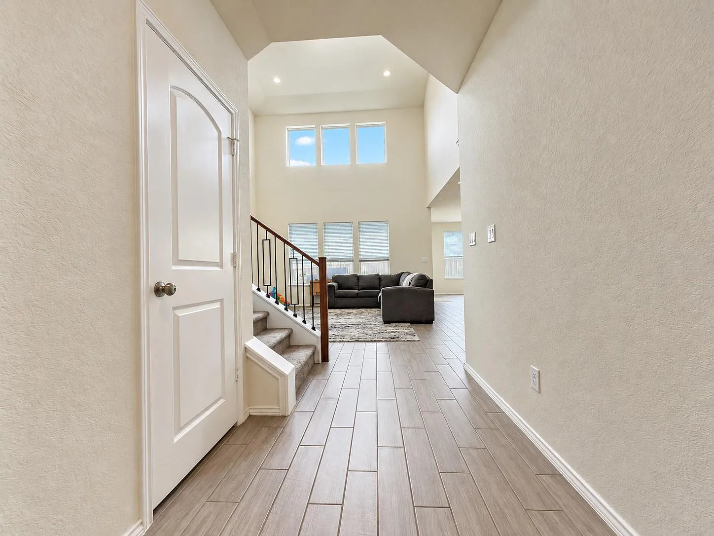 4 bed, 3.0 bath, 2411 sqft, $1,995 — Photo 3