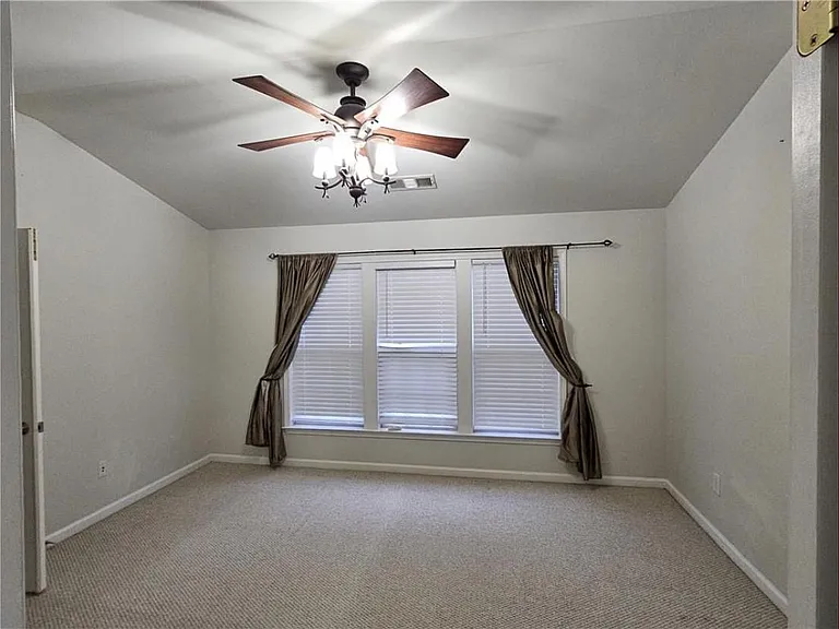 1028 Thornborough Dr — Photo 24