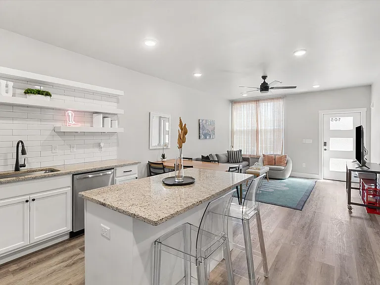 209 W Apache St #301 — Photo 7
