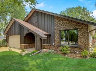 7890 S Chapel Hill Dr, Franklin, WI 53132