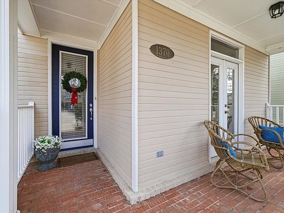 3rd image of 1370 Island Pl E