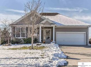 2008 Walnut Creek Dr, Papillion, NE 68046