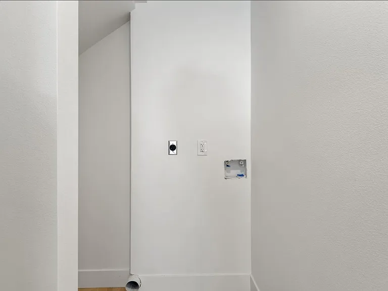 80(707W) — Photo 23