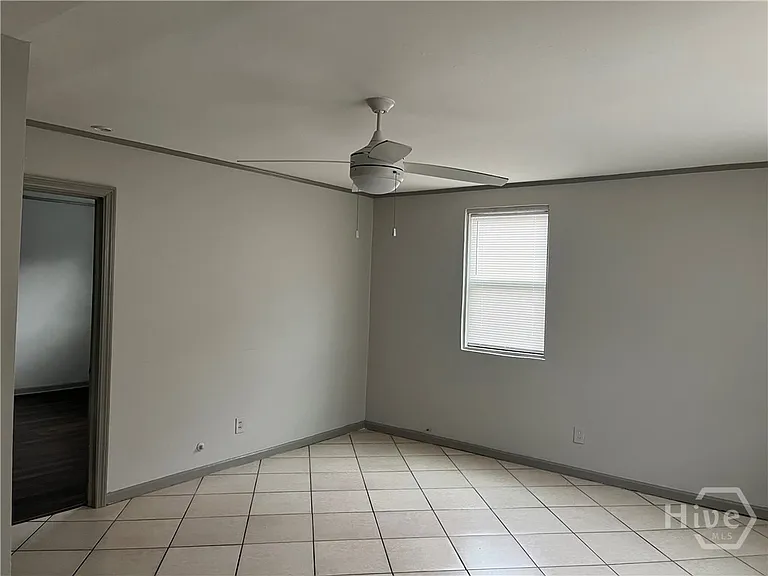 1204 W Victory Dr — Photo 2