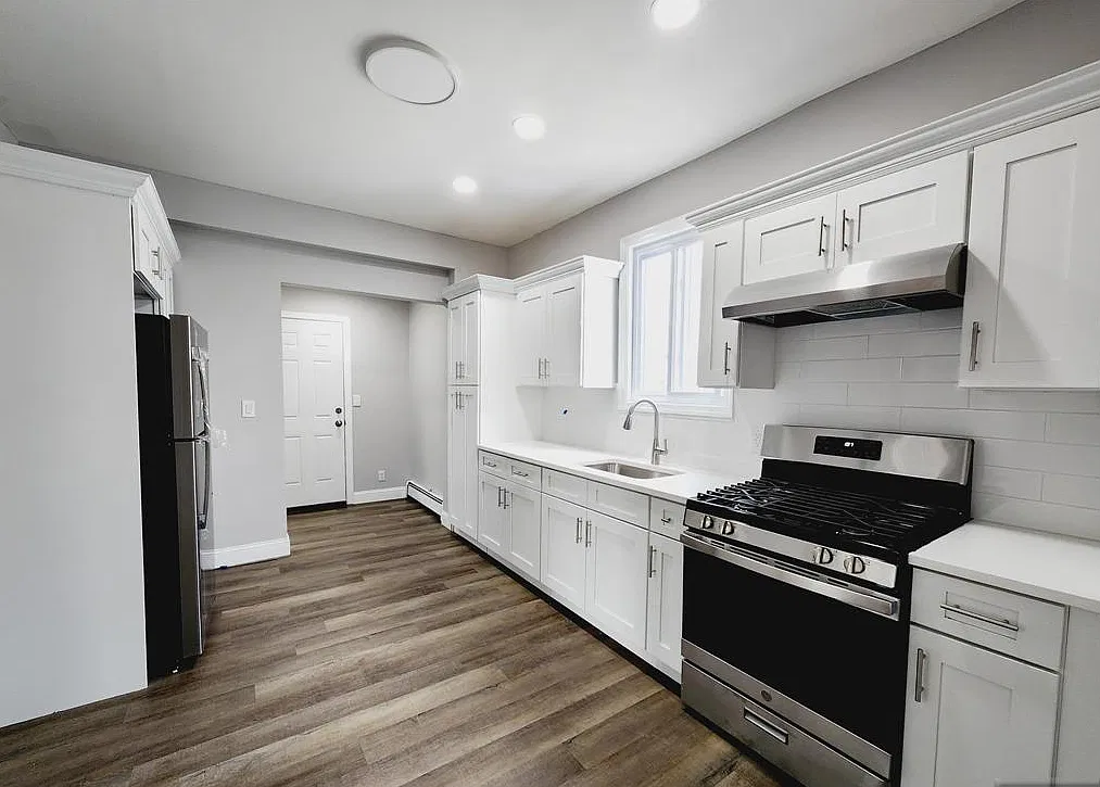 3 bed, 1.5 bath, 2298 sqft, $2,900 — Photo 2