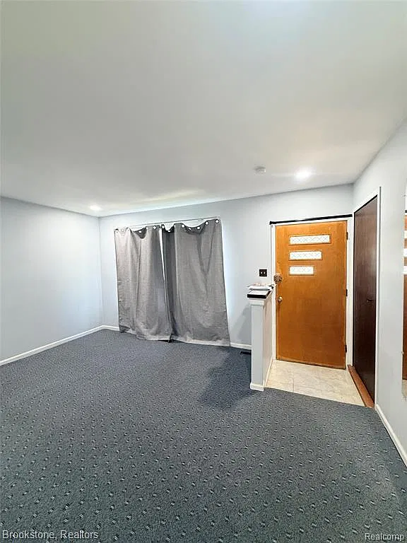 3 bed, 1.0 bath, 2106 sqft, $1,600 — Photo 2