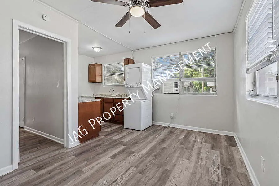 "Charming 1-Bed Sanctuary in Jacksonville's Heart - Cozy 500 Sq Ft Haven!" — Photo 2