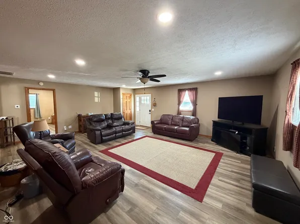 824 N George St, Rushville, IN 46173