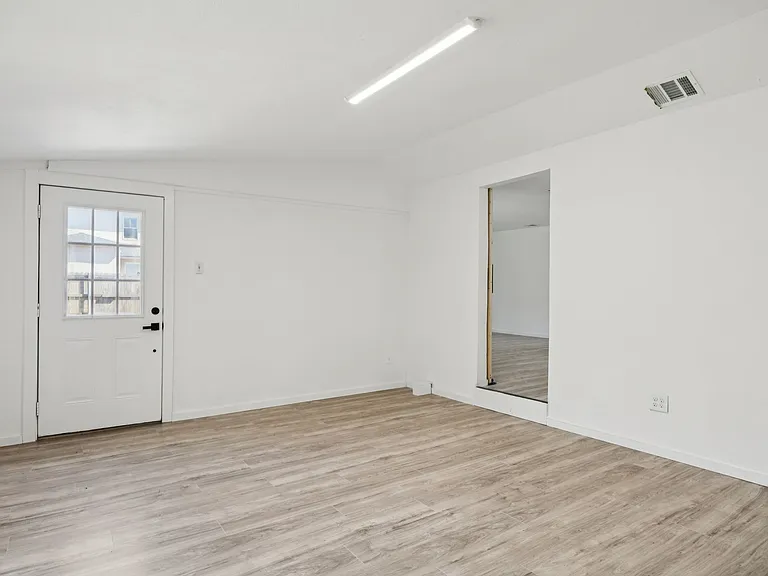 303 N Delphine St — Photo 8
