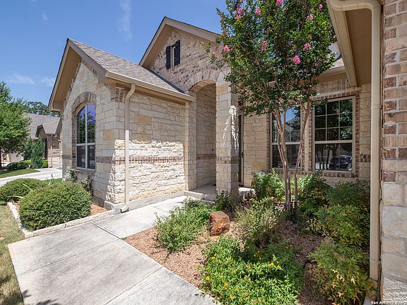 3rd image of 256 WOODS OF BOERNE BLVD