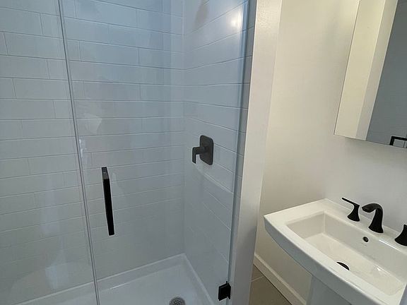 3rd image of 1939 N Kenmore Ave APT 2F