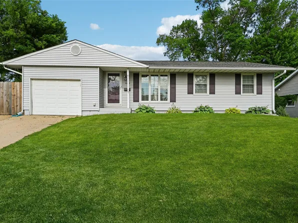 4633 White Pine Dr NE, Cedar Rapids, IA 52402