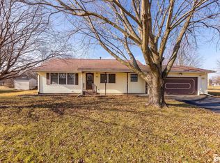 901 17th St, Viola, IL 61486