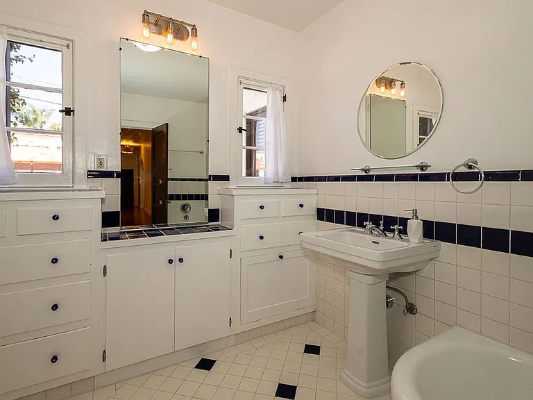 1221 S Sycamore Ave — Photo 32