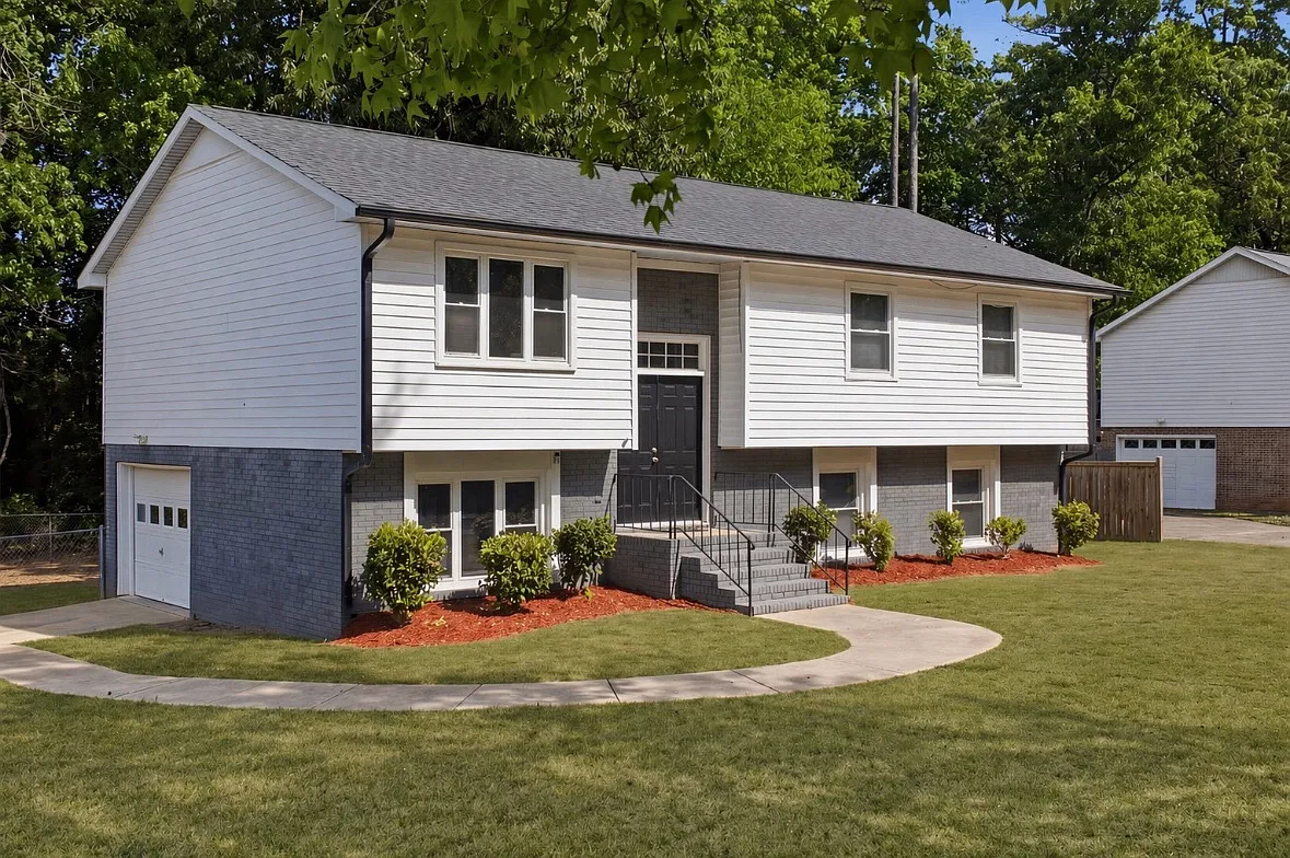 1048 Ivy Ln — Photo 1
