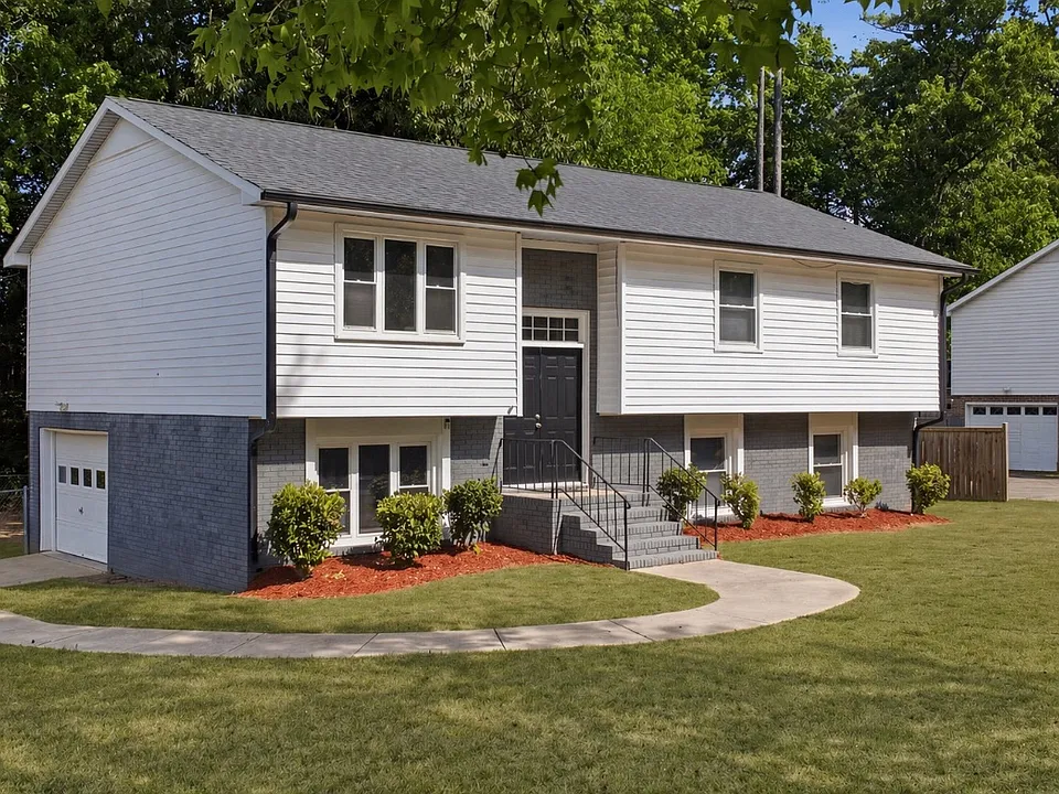 1048 Ivy Ln