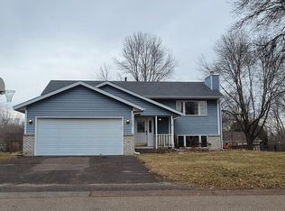 7666 Upper 24th St N, Oakdale, MN 55128