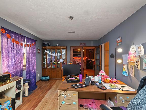 4th image of 825 Ash St