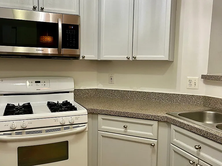 204-2701 Bellforest Ct #204 — Photo 4