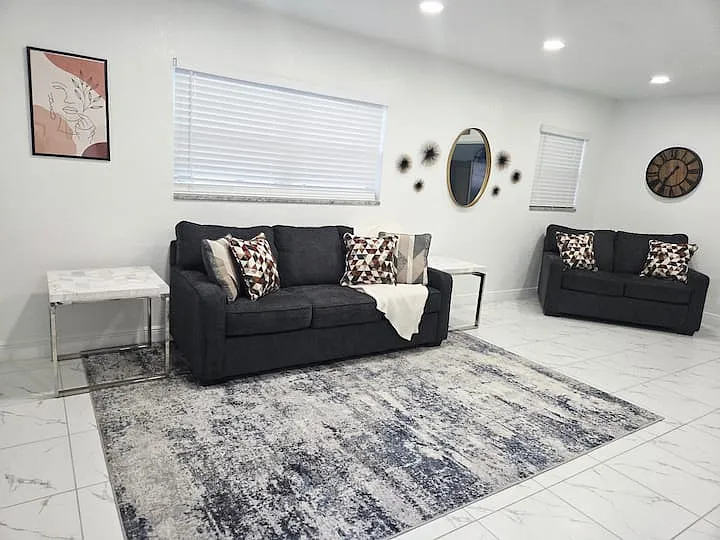 2401 E Annie St — Photo 3
