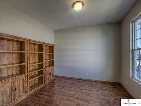 5th image of 15953 Cary St