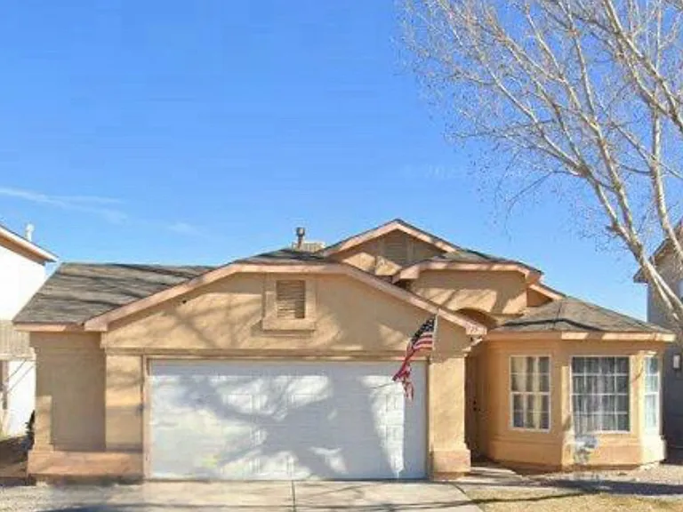 715 Pinon Meadows Dr NE — Photo 1