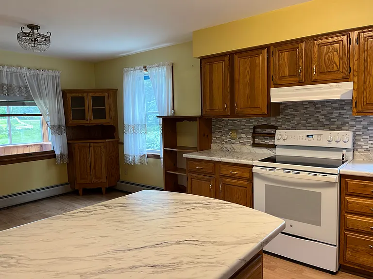 560 Main St — Photo 5
